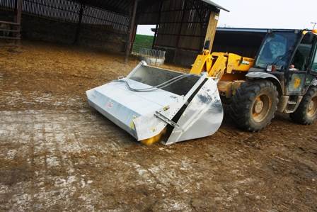 Balayeuse hydraulique sur godet de 1.99 à 2.21 m